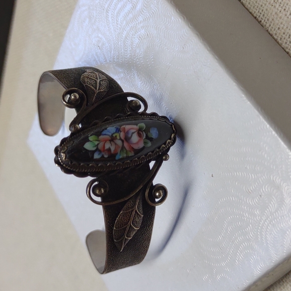 Vintage Cameo Floral Bracelet - Picture 5 of 8